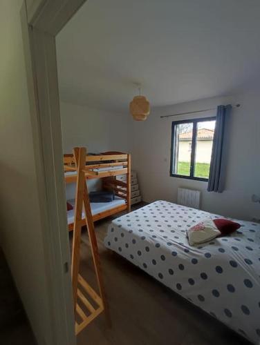 une chambre avec un lit superposé et une fenêtre dans l'établissement La maison de Grayan !, à Grayan-et-lʼHôpital