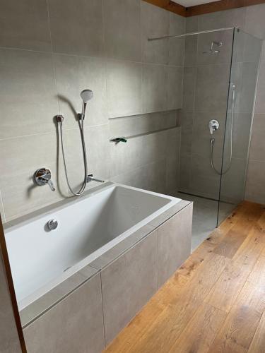 Ένα μπάνιο στο Apartments Sara