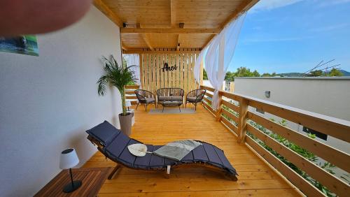a balcony of a house with a table and chairs at Ahoi Hause 17 in Drage