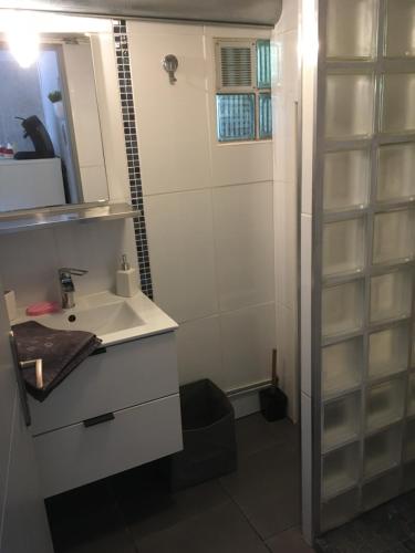 une salle de bain avec lavabo et douche dans l'établissement Au calme, proche gare, à Brive-la-Gaillarde