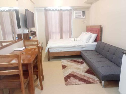 Postel nebo postele na pokoji v ubytování 622 Tower 1 Comfy, Cozy, Central w Free Pool Access