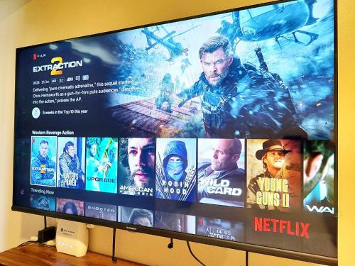 イロイロにあるAtria T3 Unit 624 Pool Viewの薄型テレビ(映画付)