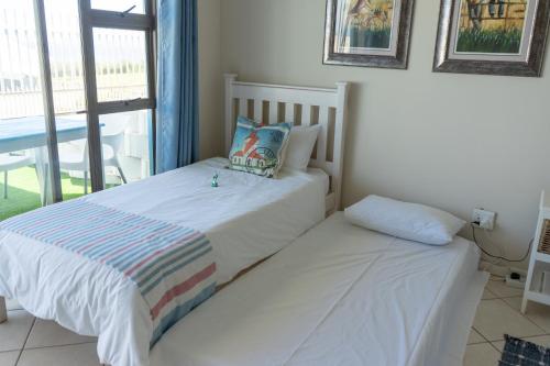 two twin beds in a bedroom with a balcony at Blue Star Villa in Tergniet