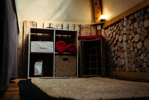 une pièce avec une porte avec deux coeurs rouges dans l'établissement Eco Bivouac village igloos Annecy - LE SEMNOZ - à 20 minutes d'Annecy, à Annecy