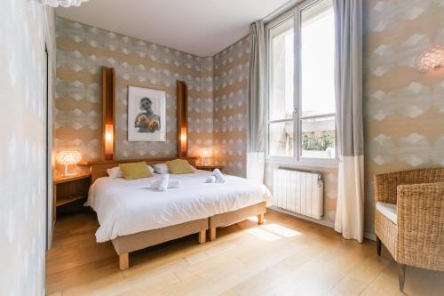 une chambre avec un lit et une fenêtre dans l'établissement Chartreuse du Parc - Quartier Caudéran, chic et calme, Grande Terrasse 2 chambres avec Parking, à Bordeaux