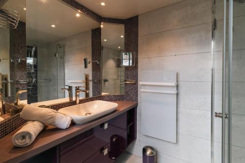 une salle de bain avec un lavabo et une douche dans l'établissement Chartreuse du Parc - Quartier Caudéran, chic et calme, Grande Terrasse 2 chambres avec Parking, à Bordeaux