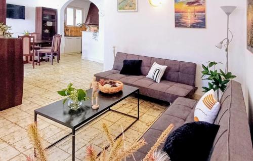 Posezení v ubytování Pet Friendly Home In Blato With Kitchen