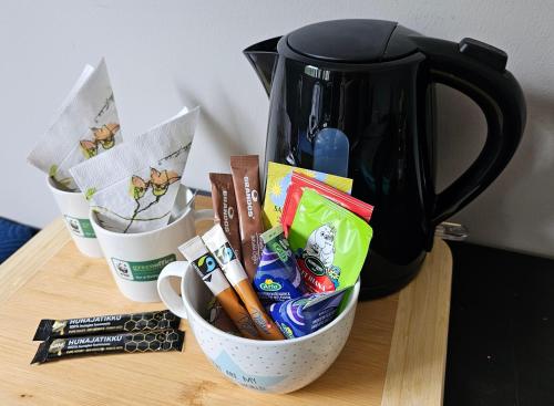 una caffettiera e due tazze sul tavolo di Ketunpesä 8 a Karkkila