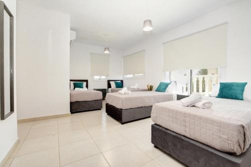 Postel nebo postele na pokoji v ubytování La Bella Nissi Villa