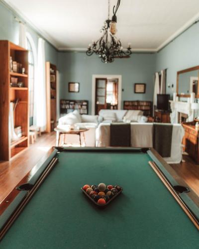 a pool table in a living room with a billiard at Estancia La violeta in Chajarí