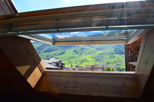 a window in a room with a view of a mountain at Hôtel Serre Palas in Les Deux Alpes