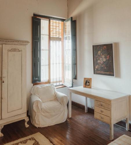 a room with a desk and a chair and window at Estancia La violeta in Chajarí