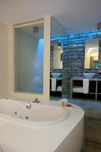 a large bathroom with a tub and two sinks at Bella Sombra Hotel in Golturkbuku