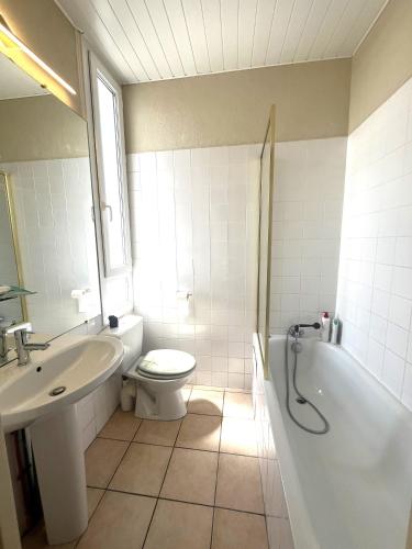 une salle de bain avec toilettes, baignoire et lavabo dans l'établissement Alberta, à Béziers