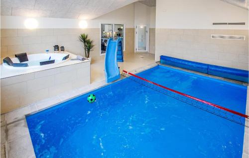 basen z wanną i piłką nożną w środku w obiekcie Cozy Home In Blåvand With Wifi w mieście Blåvand