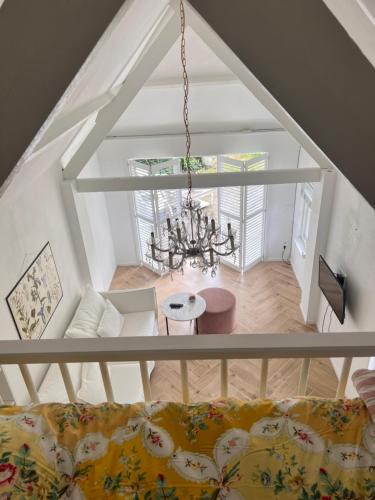 Posezení v ubytování Lingeliefde Logement complete studio met eigen keuken en badkamer