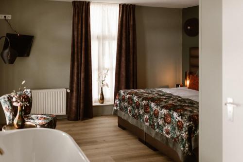 a hotel room with a bed and a window at Hotel Restaurant Belvédère in Schoonhoven