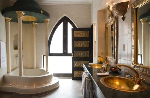 a bathroom with two sinks and a large window at Le Temple Des Arts in Ouarzazate