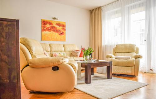 Χώρος καθιστικού στο 4 Bedroom Nice Home In Miedzyzdroje