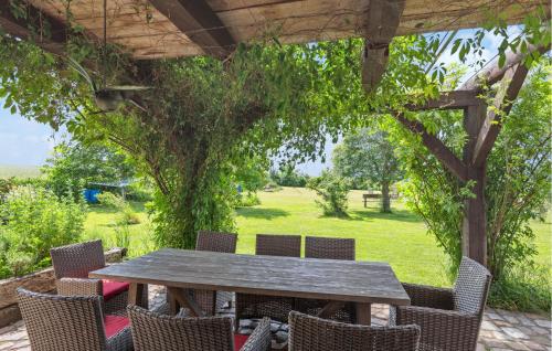 Κήπος έξω από το Lovely Home In Am Salzhaff With Kitchen