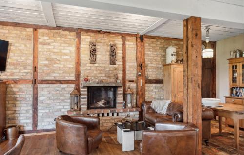 Χώρος καθιστικού στο Lovely Home In Am Salzhaff With Kitchen