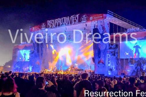 a crowd of people standing in front of a concert at Viveiro Dreams in Viveiro