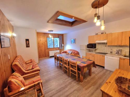 une cuisine et une salle à manger avec une table et des chaises dans l'établissement Appartement spacieux pour 10 pers, à 100m des pistes, Wifi gratuit, animaux admis - Saint-Michel-de-Chaillol - FR-1-393-42, à Saint-Michel-de-Chaillol