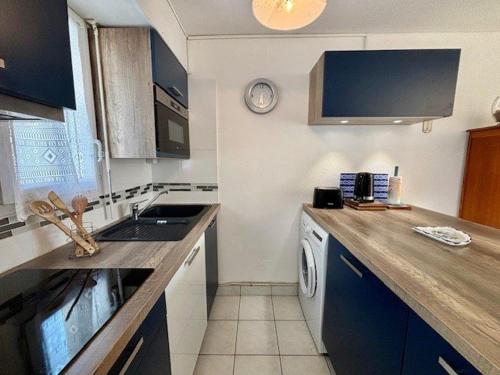 Photo de la galerie de l'établissement Maison rénovée 3 pièces avec terrasse, jardinet et parking à Quiberon - FR-1-478-28, à Quiberon