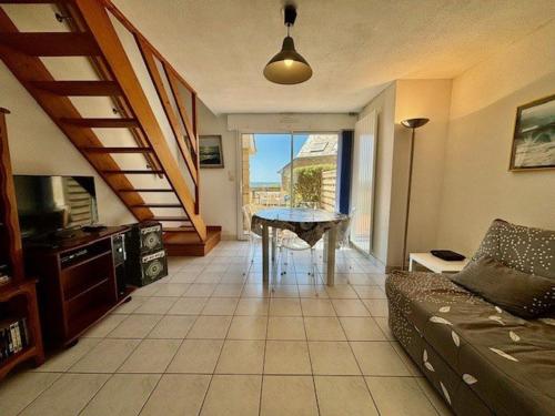 Photo de la galerie de l'établissement Maison rénovée 3 pièces avec terrasse, jardinet et parking à Quiberon - FR-1-478-28, à Quiberon