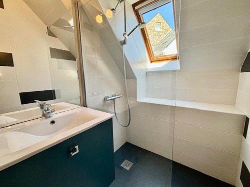 a bathroom with a sink and a shower at Maison rénovée 3 pièces, vue mer, pour 6, parking - FR-1-478-28 in Quiberon