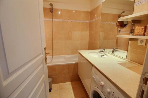 Un pequeño baño con lavabo y ducha. en Annonce professionnelle. Appartement en rdc face mer, 2 chambres pour 4 à 6 personnes HARDELOT, en Hardelot-Plage