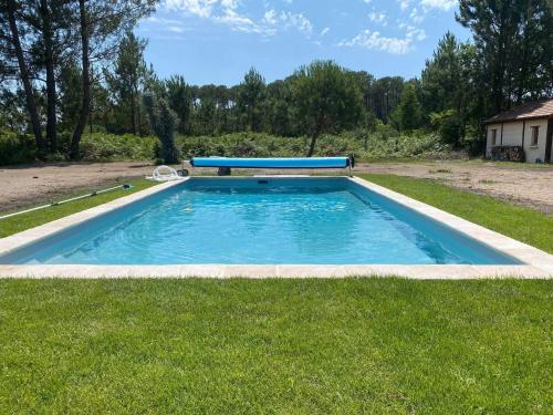 une piscine au milieu d'une cour dans l'établissement Villa landaise, à Gastes