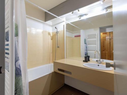 une salle de bain avec un lavabo et une baignoire dans l'établissement Appartement cosy 6 pers, 1 ch, à 80m des pistes - La Mongie - FR-1-404-349, à La Mongie