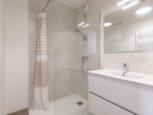une salle de bain blanche avec un lavabo et une douche dans l'établissement Lodge neuf avec grande terrasse et équipement haut de gamme - FR-1-401-292, à Cauterets