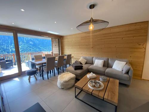 un salon avec un canapé et une table dans l'établissement Impérial A201 - Multipass inclu, à Châtel