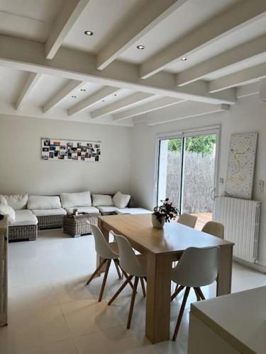 Photo de la galerie de l'établissement Splendide maison familiale avec piscine, à La Rochelle