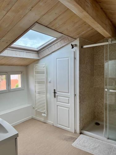 Photo de la galerie de l'établissement Splendide maison familiale avec piscine, à La Rochelle