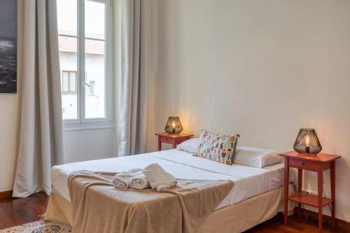 une chambre avec un lit avec deux lampes sur deux tables dans l'établissement #27 Urban Suite AC 2 Bedrooms 10mins Walk Sea&Old Town, à Nice