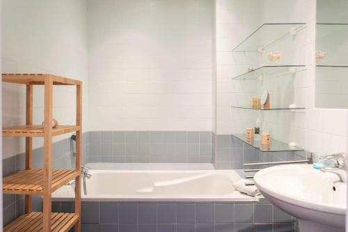 une salle de bain avec une baignoire et un lavabo dans l'établissement #27 Urban Suite AC 2 Bedrooms 10mins Walk Sea&Old Town, à Nice