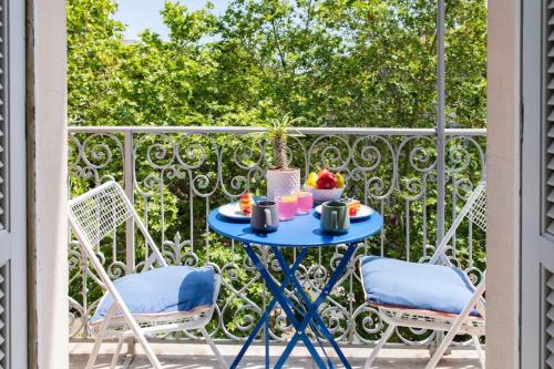 - une table bleue sur un balcon avec un bol de fruits dans l'établissement #27 Urban Suite AC 2 Bedrooms 10mins Walk Sea&Old Town, à Nice