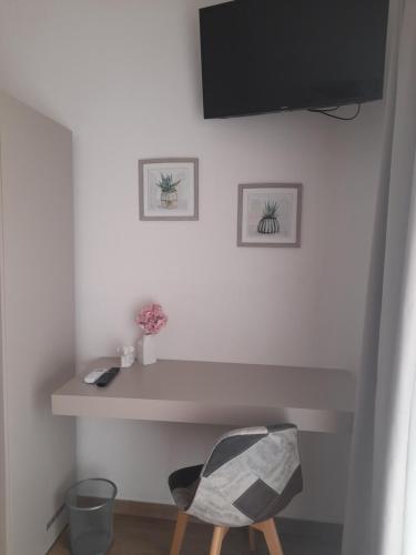 a white room with a desk and a chair at B&B MARRELLA in Capilungo