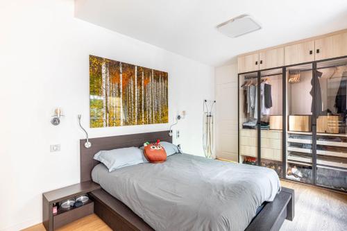 - une chambre avec un grand lit et une console de visualisation dans l'établissement GuestReady - Spacieux apt. avec cour privative, à Paris