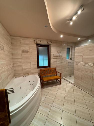 Un baño grande con bañera y ducha. en Wiejskie Marzenie, en Marianowo
