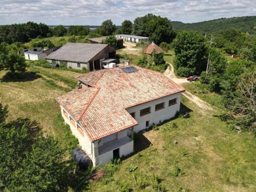 an overhead view of a house with a rusty roof at MOBIL-HOME Ferme La Fée Spiruline AURIGNAC in Aurignac