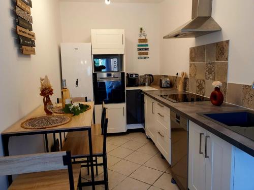 Η κουζίνα ή μικρή κουζίνα στο Location de vacances T2 non loin d'Aix et Marseille