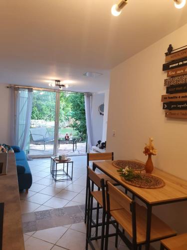 Χώρος καθιστικού στο Location de vacances T2 non loin d'Aix et Marseille