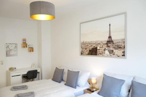 - une chambre avec un lit et une photo de la tour Eiffel dans l'établissement Cosy Apartment with kitchen&Netflix in Dresden Neustadt, à Dresde