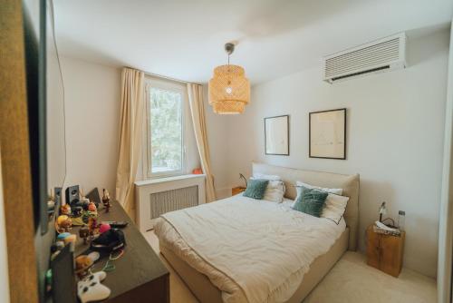 une petite chambre avec un lit et une fenêtre dans l'établissement Domaine de Roquepertuse, à Velaux