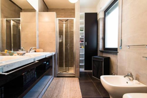 A bathroom at Villa il Cedro