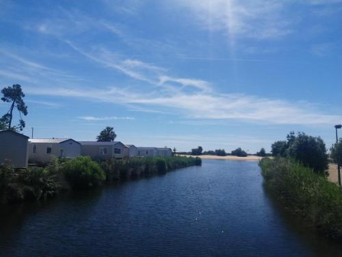 Mobil Home bord d'eau Camping 4 étoiles Les Viviers